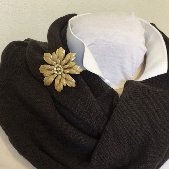 Jewelry - ✨✨Host Pick✨✨  Vintage Metal Flower Brooch
